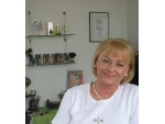 Ingeborg Triembacher führt ein Beauty Studio für Gesichts-und  Körperpflege und bietet auch Energiekosmetik